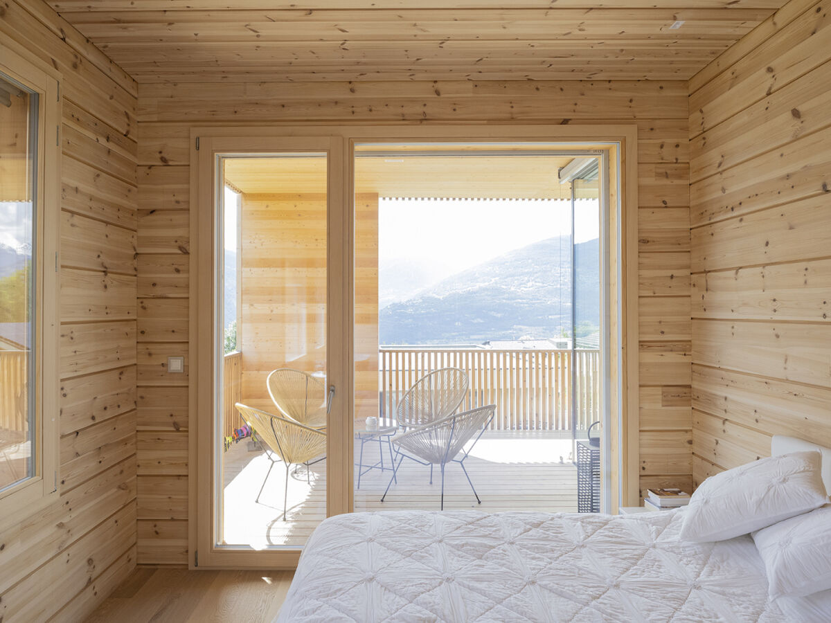 Modern log home in the Swiss alps bedroom