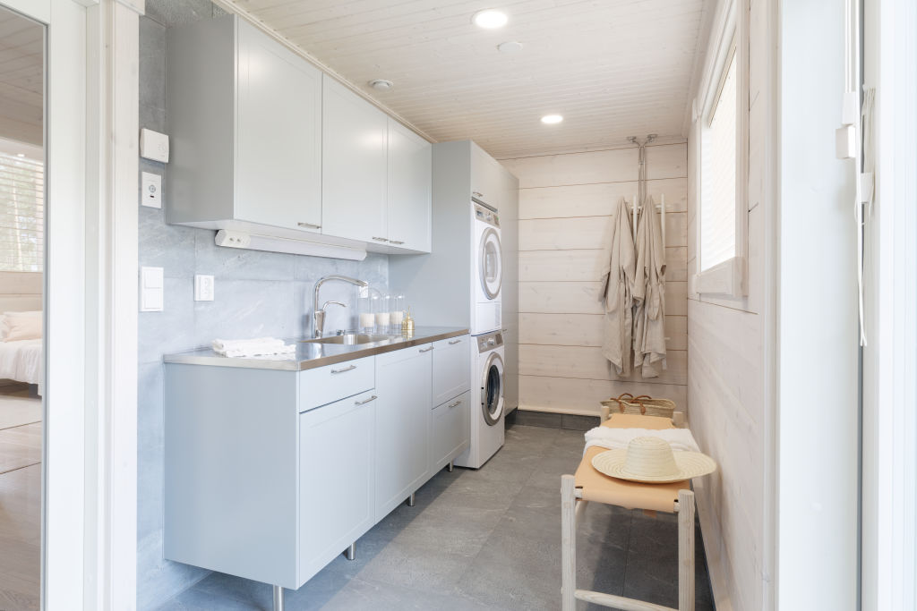 Grovkjøkkenet ligger ved badet og badstuen. Den faste innredningen er fra Kontio Living™